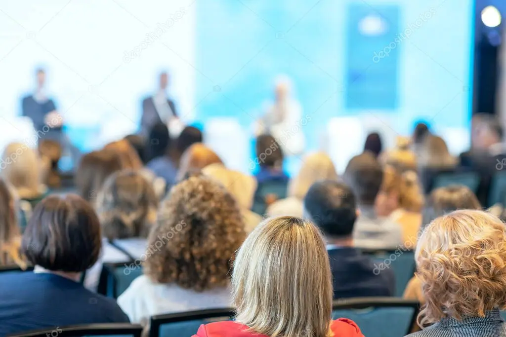 Hybrid-Event mit Bühne und LED-Wand